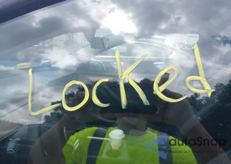 2024 Tesla Model Y Long Range Dual Motor All-Wheel Drive z USA, uszkodzony, nr VIN 7SAYGDEE7RF130028